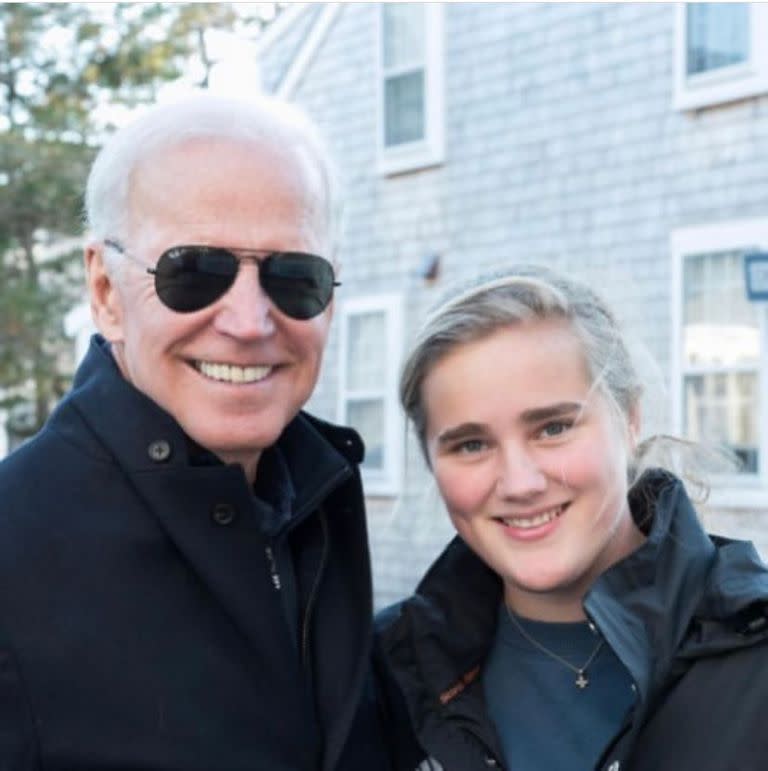 El presidente de Estados Unidos Joe Biden junto a su nieta, de 21 años, Maisy Biden