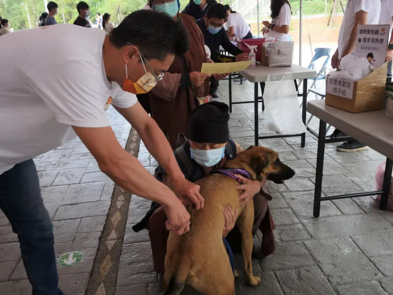 ▲貓狗沒出門也要打「狂犬病」疫苗，台中動保處前5月對12名飼主開罰3萬元。（示意圖／新竹縣政府提供）