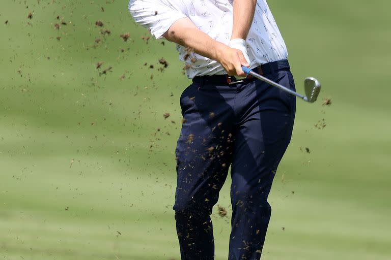 Emiliano Grillo pega en el hoyo 10 en la cancha de TPC Southwind; el chaqueño está bien ubicado en el St. Jude Championship y este sábado encarará la tercera vuelta.