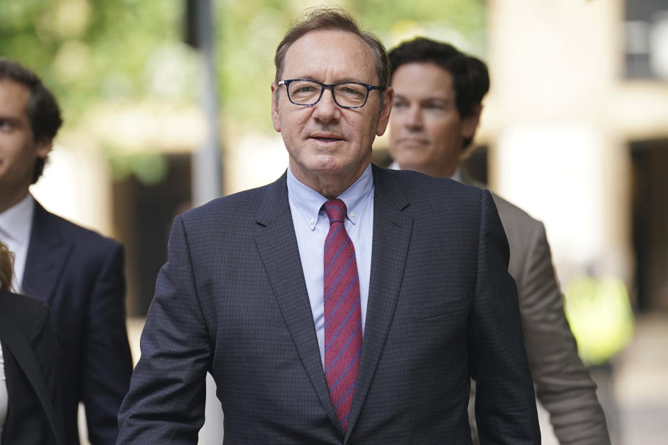 El actor Kevin Spacey llega a la Corte de la Corona en Southwark donde está acusado de abuso sexual contra cuatro hombres en supuestos incidentes ocurridos mientras trabajaba en el Teatro Old Vic en Londres el jueves 6 de julio de 2023. (Lucy North/PA vía AP)