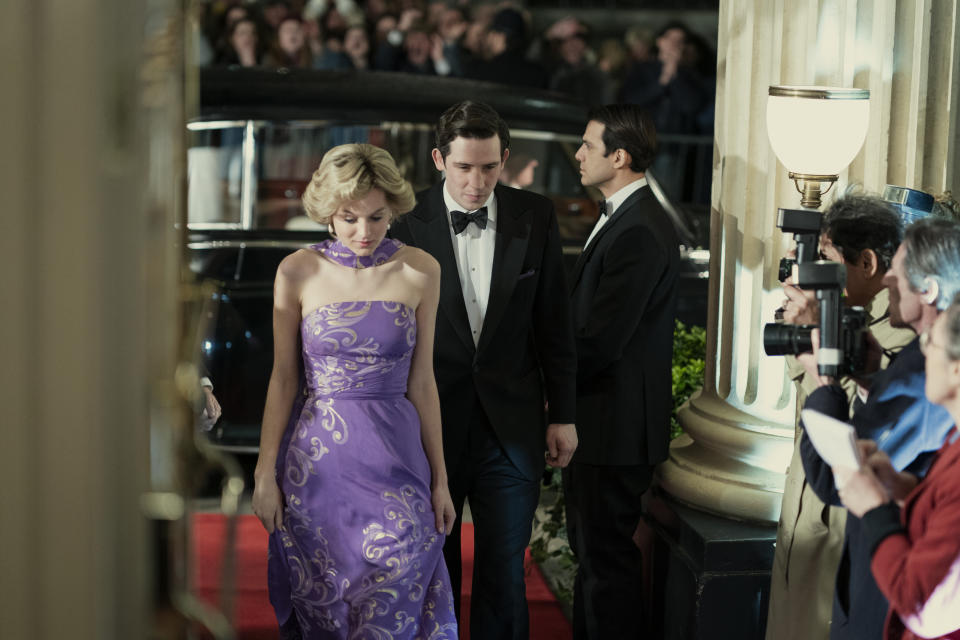 En esta imagen difundida por Netflix, Emma Corrin y Josh O'Connor en una escena de "The Crown". La cuarta temporada de la serie se estrena el domingo 15 de noviembre del 2020. (Ollie Upton/Netflix via AP)