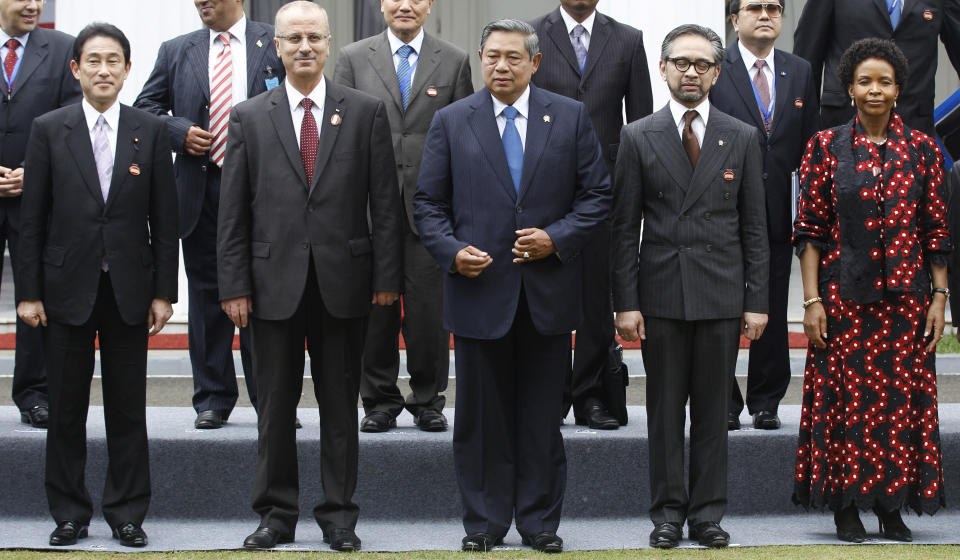 From left, Japanese Foreign Minister Fumio Kishida, Palestinian Prime Minister Rami Hamdallah, Indonesian President Susilo Bambang Yudhoyono, Indonesian Foreign Minister Marty Natalegawa and South African Minister of International Relations Maite Nkoana-Mashabane stand for a group photo session during the 2nd Conference on Cooperation among East Asian Countries for Palestinian Development (CEAPAD) in Jakarta, Indonesia, Saturday, March 1, 2014. (AP Photo/Achmad Ibrahim)