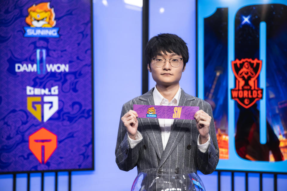 中國戰隊 FPX 打野選手 Tian 擔任本次的抽籤嘉賓   圖：翻攝自LoL Esports Photo flickr