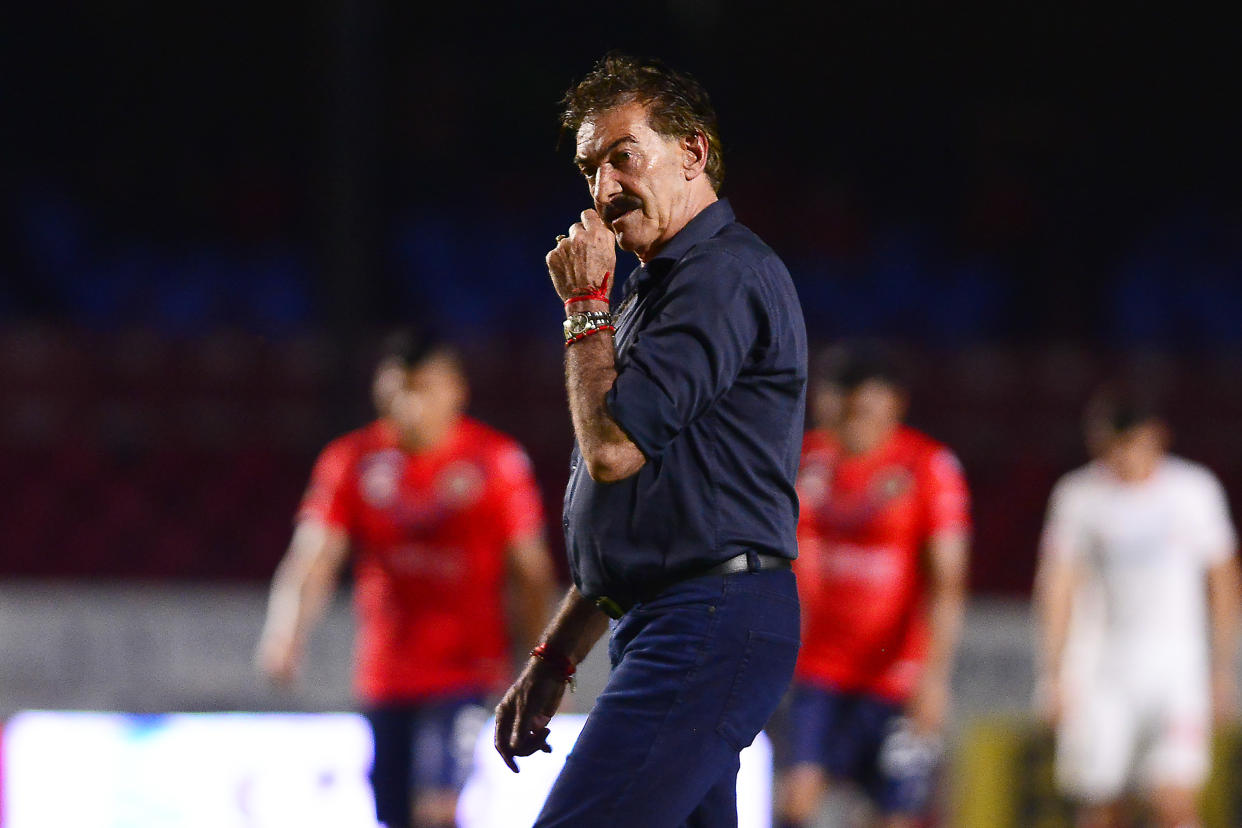 VERACRUZ, MEXICO - SEPTEMBER 29:  Ricardo Antonio La Volpe, head coach of  Toluca walks of the field during the 12th round match between Veracruz and Toluca as part of the Torneo Apertura 2019 Liga MX at Luis 'Pirata' de la Fuente Stadium on September 29, 2019 in Veracruz, Mexico. (Photo by Jaime Lopez/Jam Media/Getty Images)