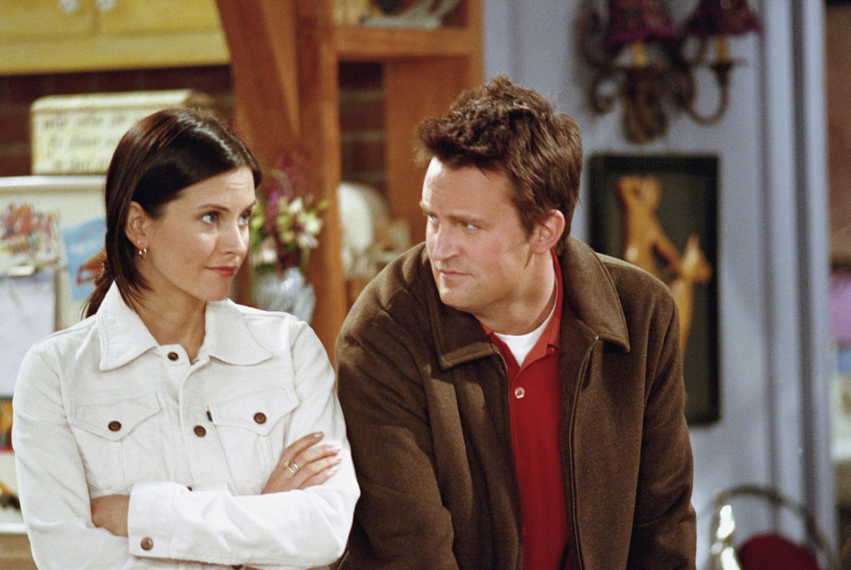 Los guionistas de 'Friends' habían incluido una infidelidad por parte de Chandler (Matthew Perry) a Mónica (Courteney Cox). (Foto de NBCU Photo Bank/NBCUniversal via Getty Images via Getty Images)