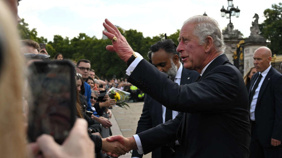 Le roi Charles III de Grande-Bretagne salue la foule à son arrivée au palais de Buckingham à Londres, le 9 septembre 2022, un jour après la mort de la reine Elizabeth II.
