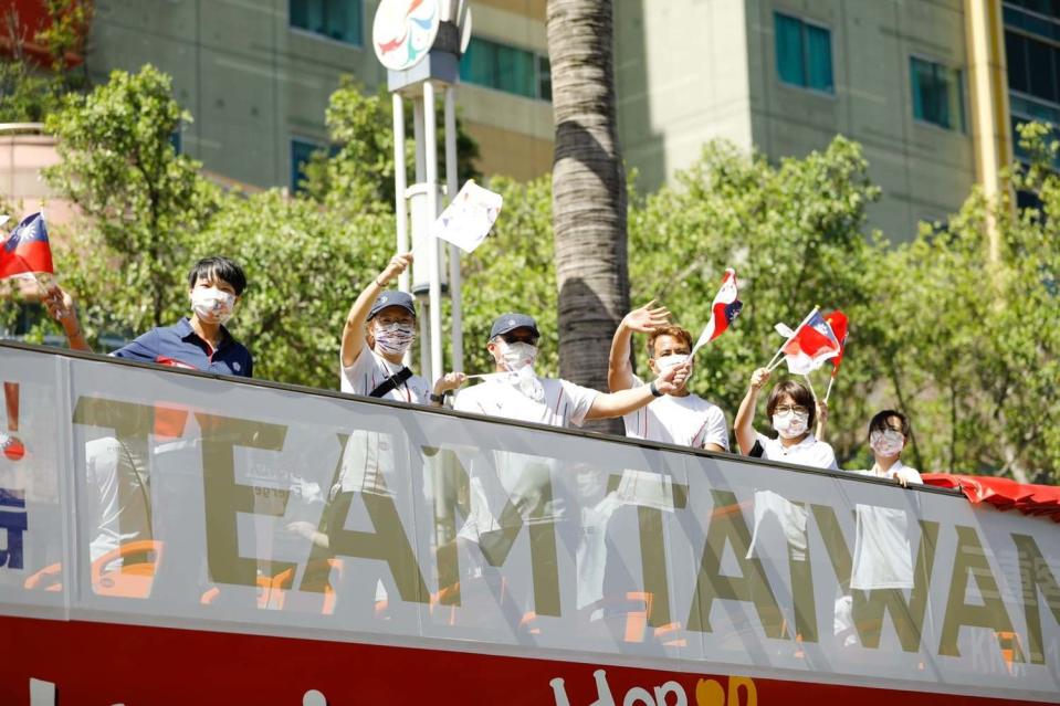 東奧、帕運奪牌選手、代表團國手、教練及團隊一同登場，熱情和民眾揮手互動。   圖 : 翻攝中華文化總會臉書