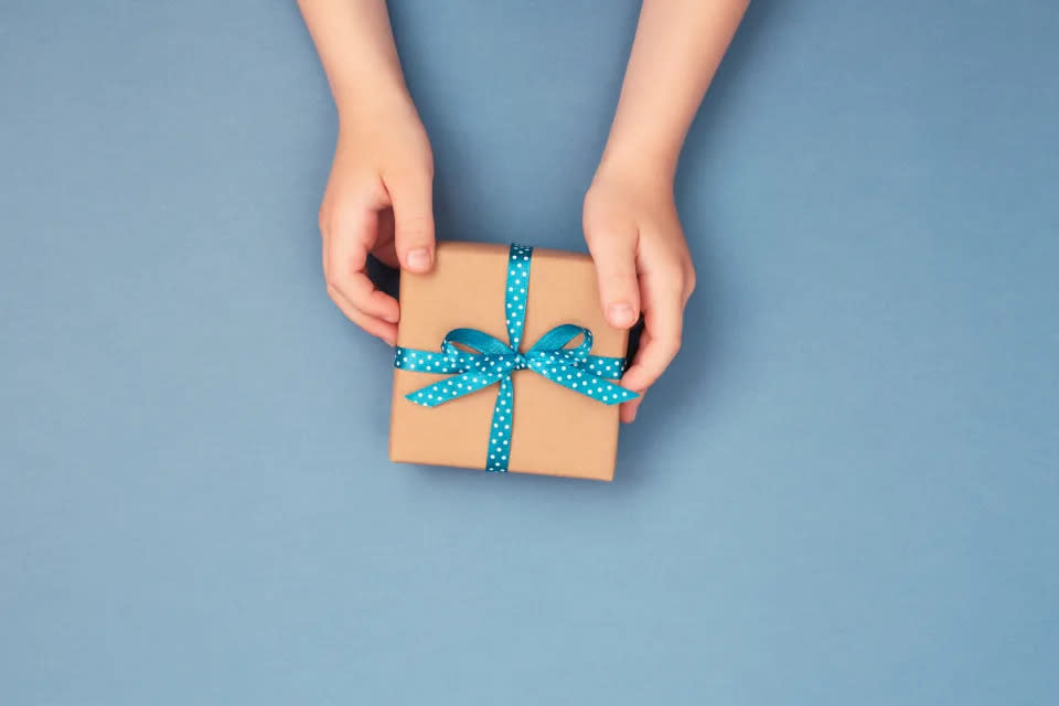 Sollte man von Kindern Geschenke erwarten? So können sie sich während der Festtage einbringen (Symbolbild: Getty Images)