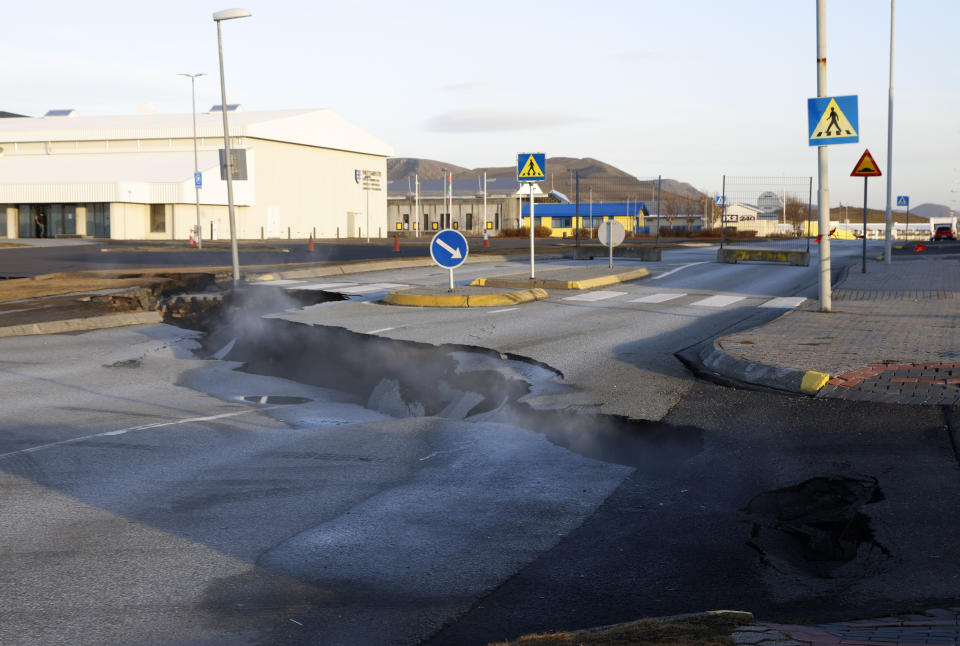 Vapor sobe de uma fenda numa estrada perto da cidade de Grindavik.