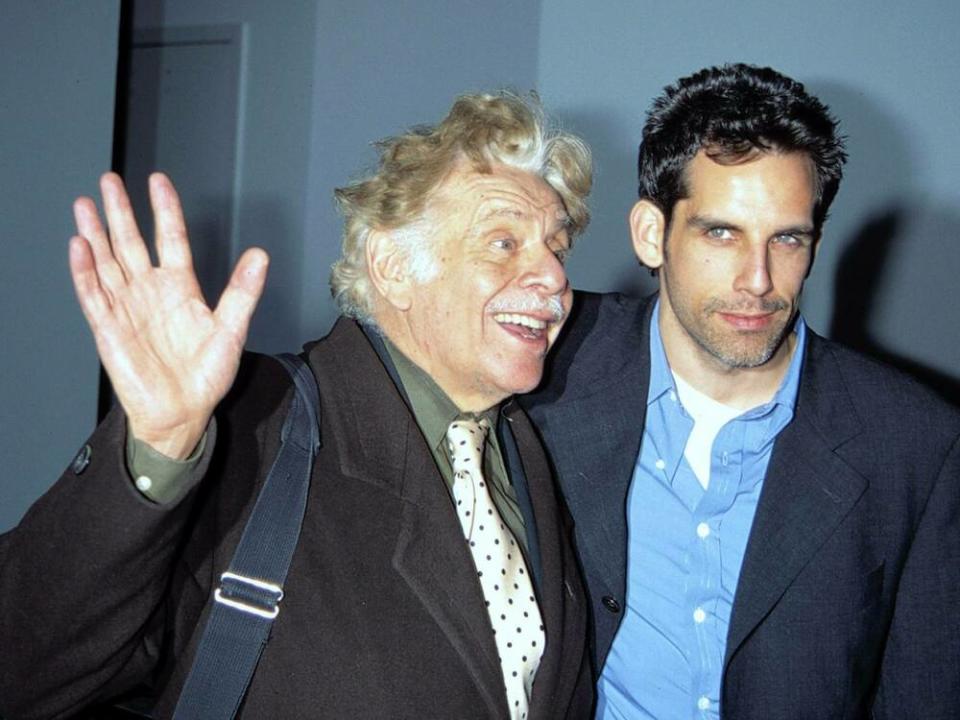 Ben Stiller (li.) zusammen mit seinem Vater Jerry im Jahr 1998. (Bild: imago images/MediaPunch)