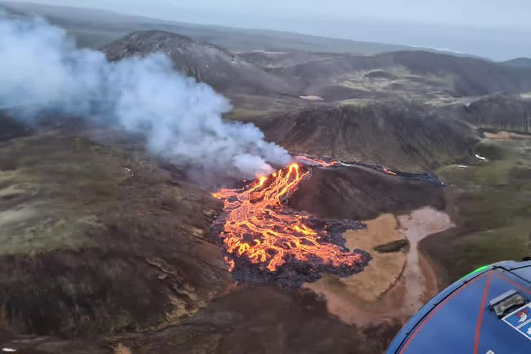 Impactantes imágenes de la erupción del volcán Fagradalsfjall en Islandia