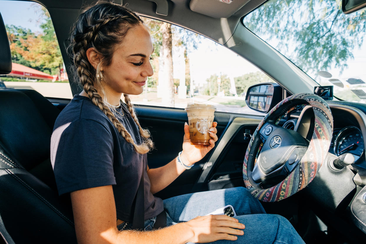 Faith Enokian, estudiante de la Universidad del Sur de Alabama, con su bebida luego de pasar por el autoservicio de un Starbucks en Mobile, Alabama, el 24 de octubre de 2023. (Natalie Zepp/The New York Times)

