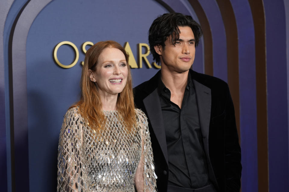 Julianne Moore, izquierda, y Charles Melton llegan a los Premios de los Gobernadores el martes 9 de enero de 2024 en el Dolby Ballroom de Los Ángeles. (Foto AP/Chris Pizzello)