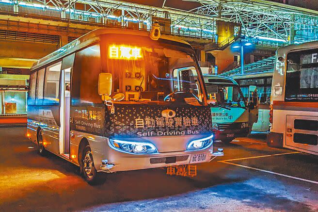 3輛全新的自動駕駛實驗車，進行從新竹高鐵站到AI園區的夜間不載客測試。（羅浚濱攝）