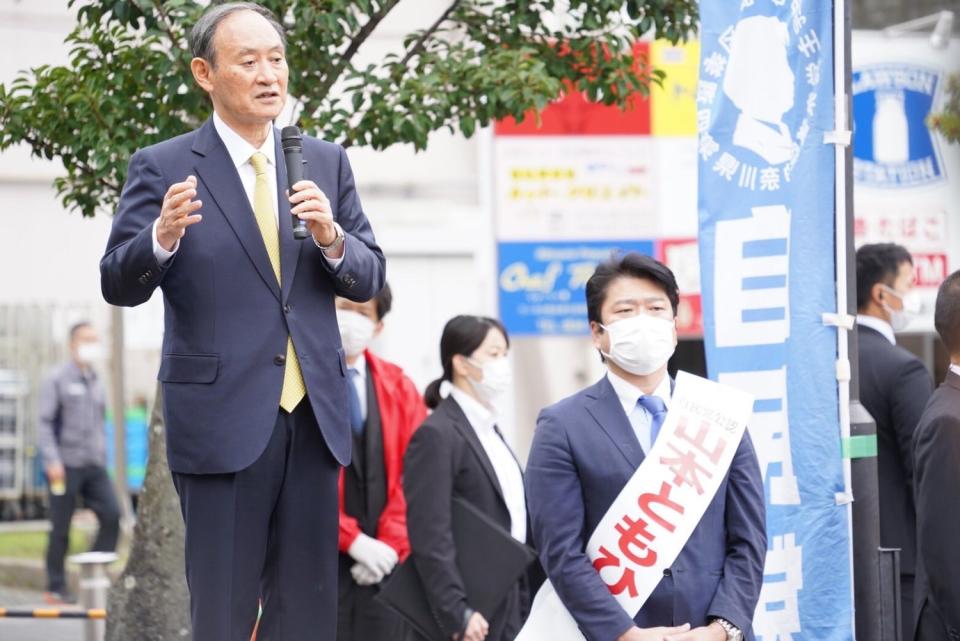 菅義偉與岡本英子對決，被外界視為自民黨VS在野黨聯合的象徵。   圖 : 翻攝菅義偉推特