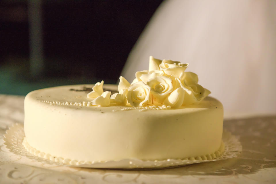 A one-tier wedding cake with icing roses