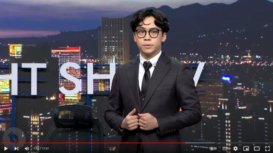 Die Online-Talkshow „He Long Night Show“ sorgte kürzlich wegen diskriminierender Äußerungen des chinesischen Medienstars Wang Zhian gegen Menschen mit Behinderungen in der Show für Kontroversen. Der Moderator He Long (im Bild) wurde kritisiert, weil er die Show nicht rechtzeitig abgebrochen hatte. In seinem neuesten Video vom 28. entschuldigte er sich, gab seine Fehler in der Produktion zu und dachte demütig darüber nach.  (Bild von STR Network YouTube)
