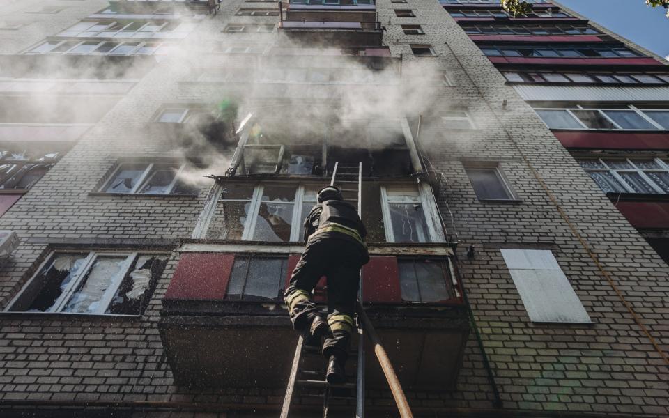 Firefighters extinguish a small fire after a shelling in Bakhmut -  Anadolu Agency