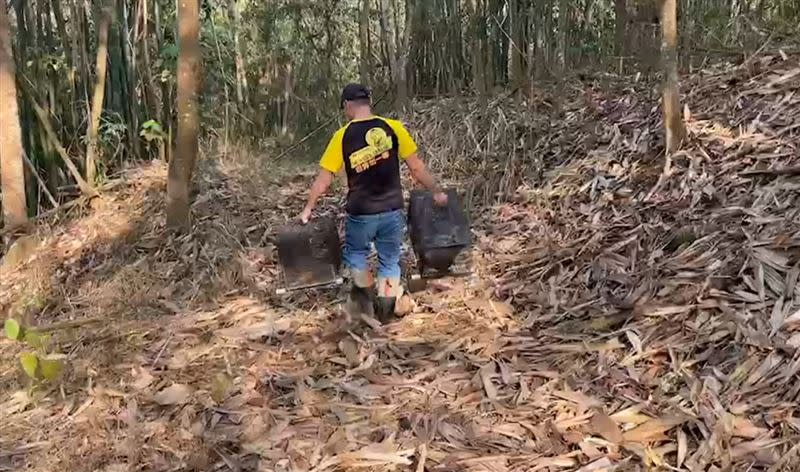 黃小四團隊將2隻保育類食蟹獴，帶到偏遠山區野放，遠離人類生活範圍。(圖／黃小四提供)