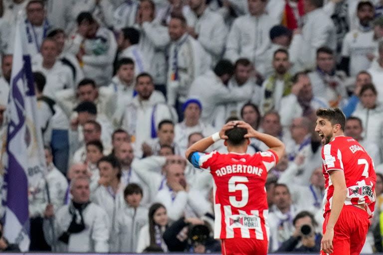 Lucas Robertone se agarra la cabeza y no puede creer el golazo que anotó su compañero Edgar González