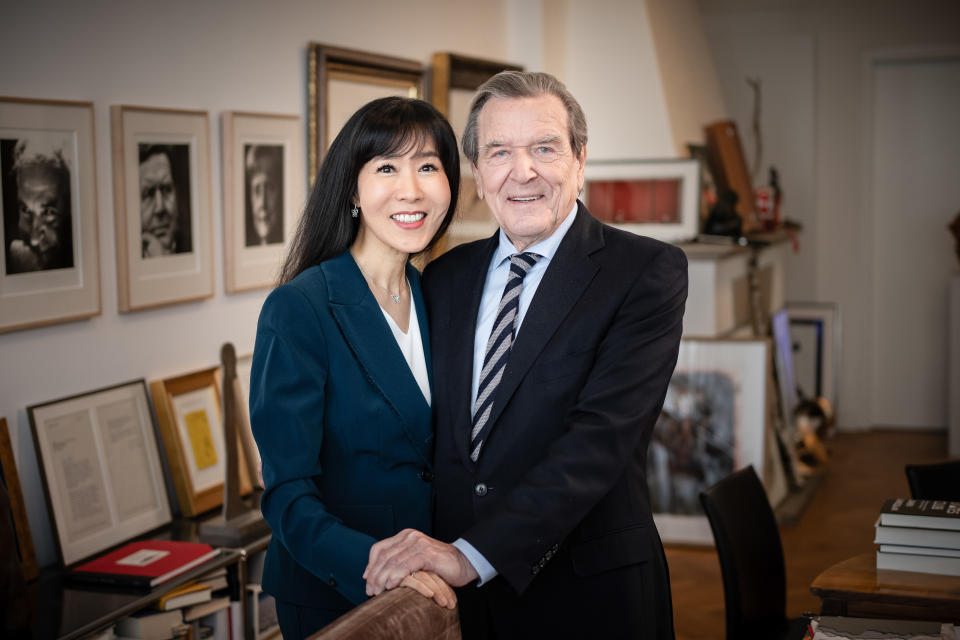 Gerhard Schröder mit seiner Frau Kim Soyeon (Bild: Michael Kappeler/dpa)