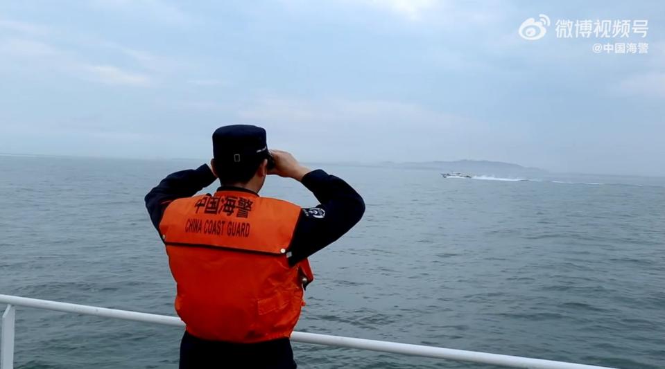 中國福建海警在海上用普通話、閩南話廣播警告我海巡。（翻攝自微博）