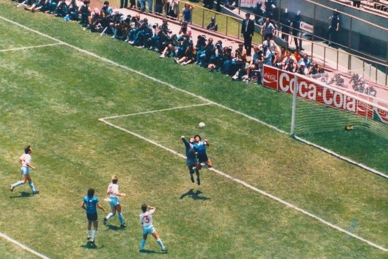 El gol de la Mano de Dios, uno de los momentos más recordados de la historia de los mundiales, visto desde un ángulo hasta hoy inédito