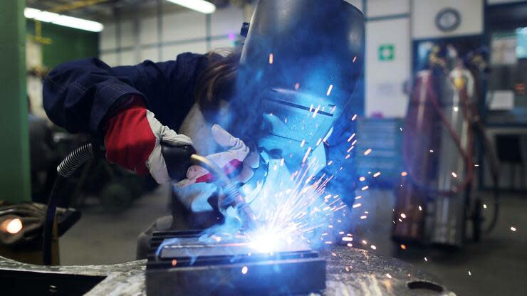 Einer Umfrage zufolge will sich fast jeder vierte Handwerksbetrieb in den kommenden Jahren aus der Ausbildung zurückziehen. Foto: dpa