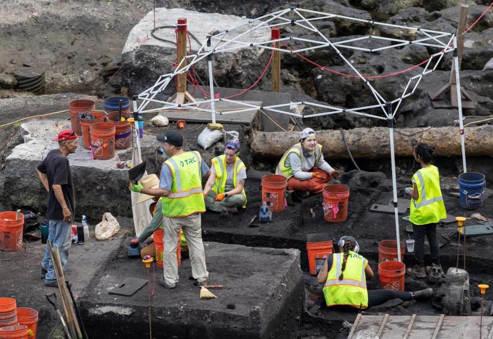 Un equipo arqueológico trabaja en el sitio de un complejo de torres residenciales proyectado por Related Group junto al río Miami, en Brickell. Una excavación de 16 meses ha desenterrado un notable tesoro de hallazgos indígenas prehistóricos, incluidos artefactos que se remontan a los albores de la civilización humana hace 7,000 años.