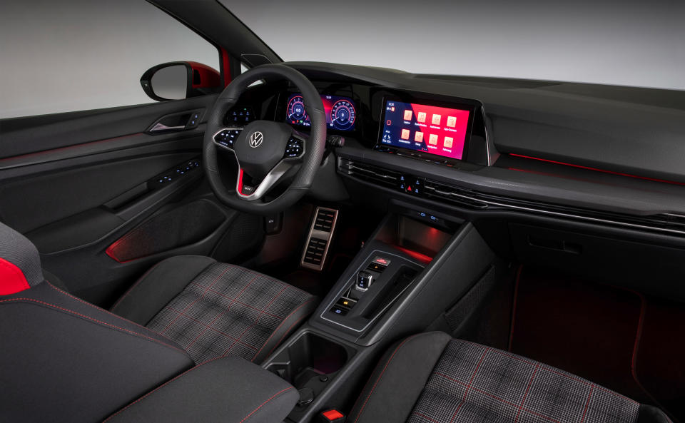 蜂巢紋中控台、車門飾板和金屬踏板也是 Golf 8 GTI 少不了的專屬特色。