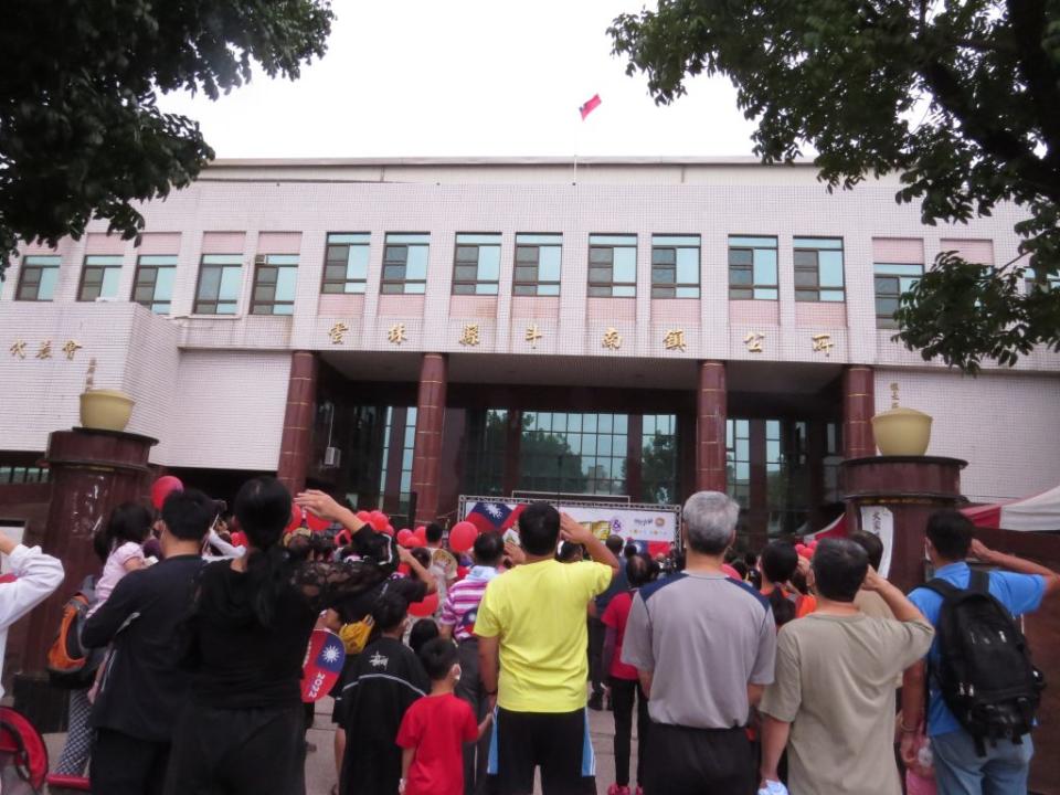 雲縣第一場雙十國慶升旗於斗南鎮公所舉行，隨後農業變裝踩街健走4公里。（記者陳正芬攝）