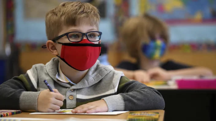 Branson Johnston, estudiante de primer grado, en su primer día de aprendizaje híbrido en las escuelas públicas de Portland, Oregón, el 1 de abril de 2021. (Carlos Delgado/AP para las Escuelas Públicas de Portland)
