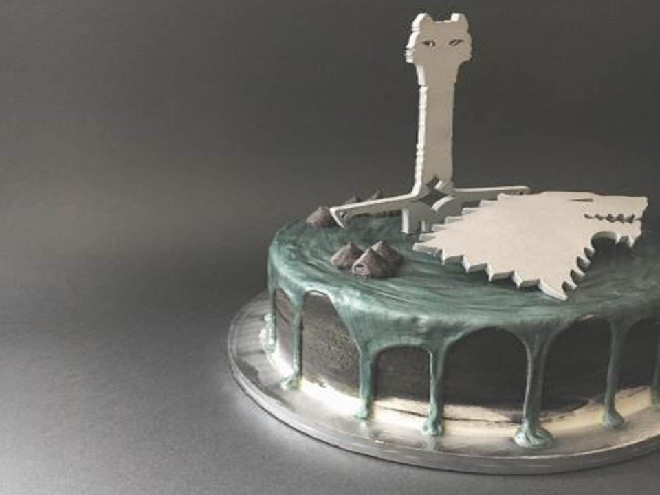 Der eine oder andere Hobby-Bäcker zollt mit seiner Torte auch seinem Lieblingshaus Tribut. Ein Schwert, ein Wolf und die dominierende graue Farbe – dieser Kuchen steht ganz im Zeichen der 'Starks’. (Bild-Copyright: p_ecado/instagram)