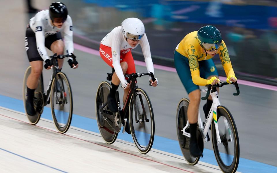 Three riders during the women's omnium tempo race