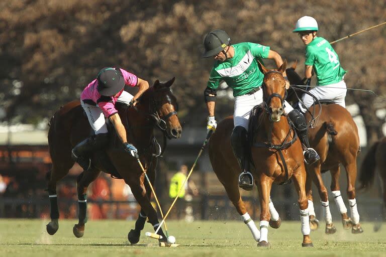 Hilario Ulloa y Facundo Pieres cruzan los tacos en busca de la bocha; detrás, Bartolomé Castagnola, en el triunfo de La Natividad sobre La Hache en la primera semifinal del Abierto de Hurlingham.