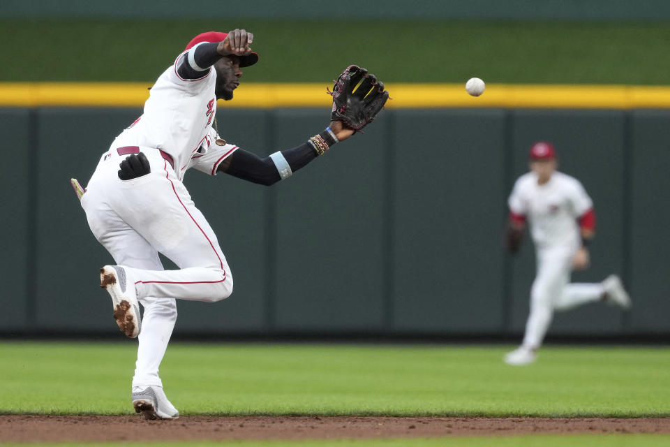 Cincinnati Reds' Elly De La Cruz fields a ground ball against St. Louis Cardinals' Masyn Winn during the third inning of a baseball game, Tuesday, Aug. 13, 2024, in Cincinnati. (AP Photo/Kareem Elgazzar)