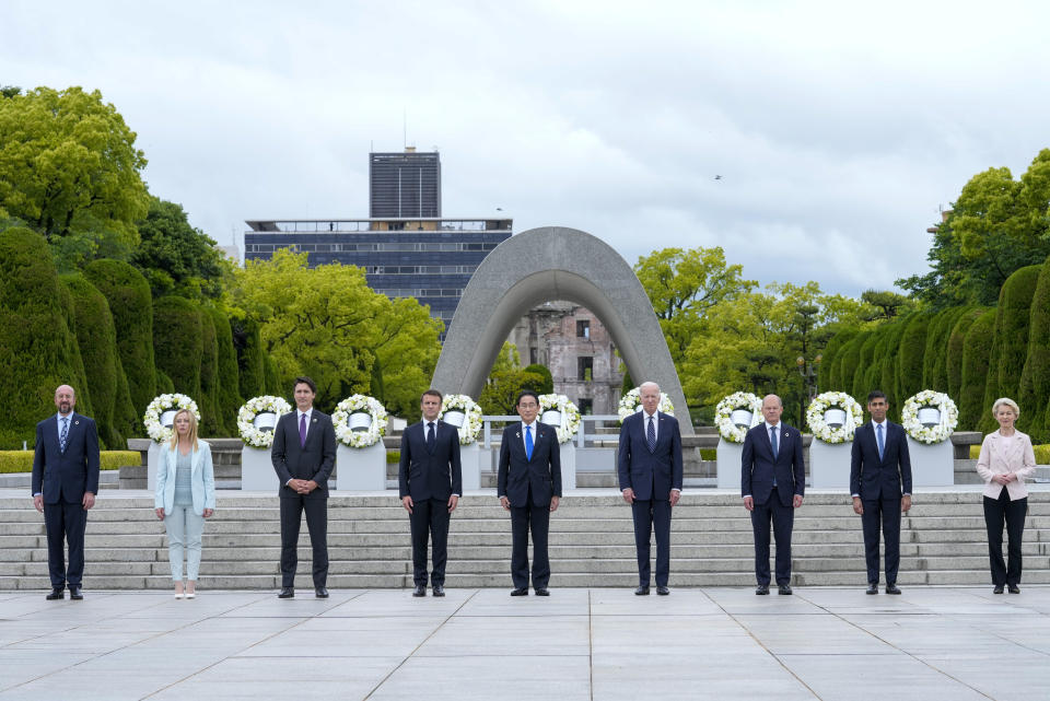 Los líderes que asisten a la cumbre del G7 posan para una foto durante una visita al Parque de la Paz en Hiroshima, Japón, el 19 de mayo de 2023. De izquierda a derecha: Charles Michel, presidente del Consejo Europeo; Giorgia Meloni, primera ministra de Italia; Justin Trudeau, primer ministro de Canadá; Emmanuel Macron, presidente de Francia; Fumio Kishida, primer ministro de Japón; Joe Biden, presidente de Estados Unidos; Olaf Scholz, canciller de Alemania; Rishi Sunak, primer ministro de Gran Bretaña, y Ursula von der Leyen, presidenta de la Comisión Europea. (AP Foto/Susan Walsh, Pool)