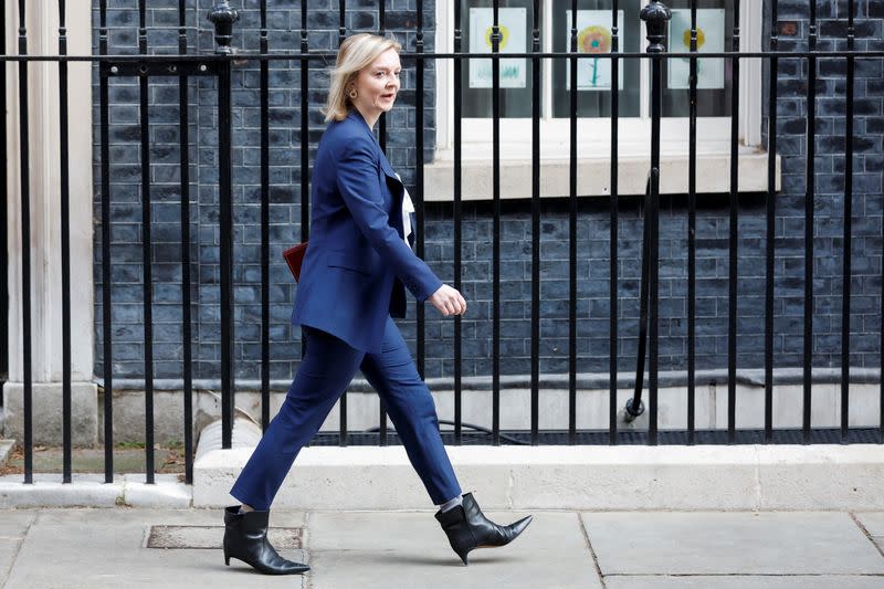 FOTO DE ARCHIVO. La ministra de Asuntos Exteriores británica, Liz Truss, camina frente a Downing Street, en Londres, Reino Unido