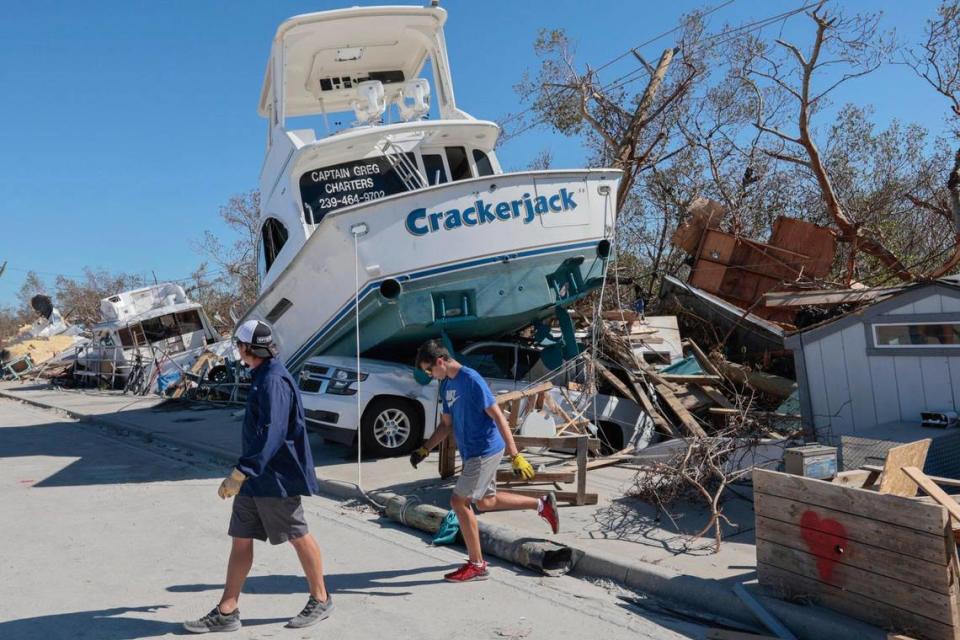 El bote de alquiler Crackerjack se muestra encima de un auto en San Carlos Island, el 3 de octubre de 2022, después del huracán Ian.