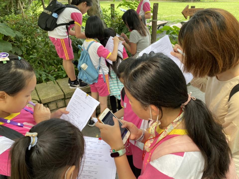 在關渡自然公園進行數位自導式闖關活動，培養學生團隊合作與科技應用能力(陳蓉蓉老師提供)