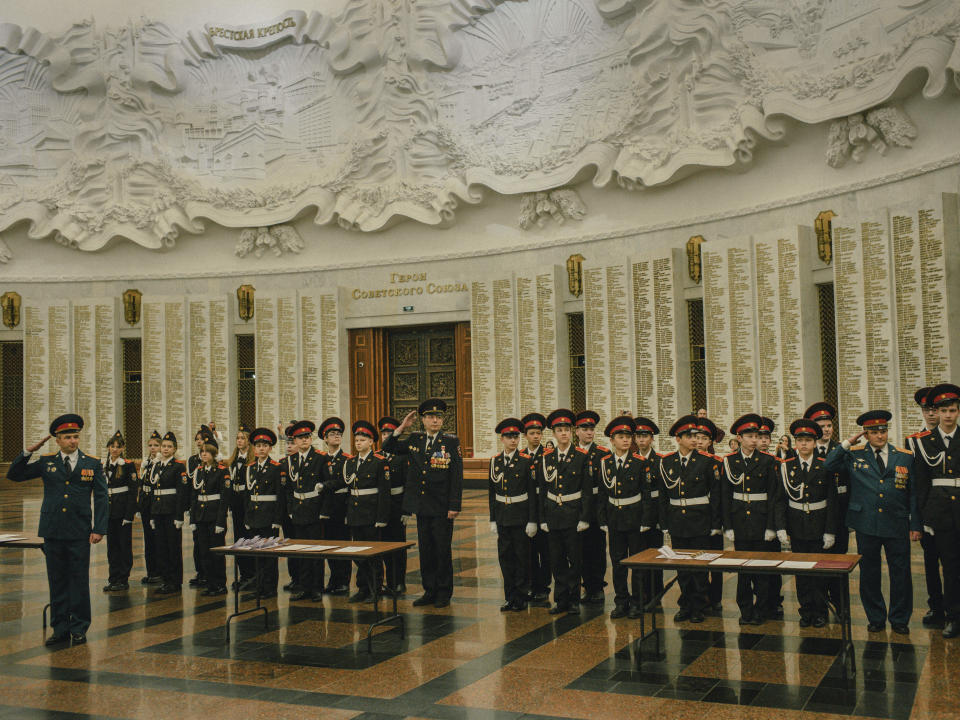 Escolares recorriendo el Museo de la Victoria, dedicado a la victoria de Rusia sobre la Alemania nazi en la Segunda Guerra Mundial. (Nanna Heitmann/The New York Times)