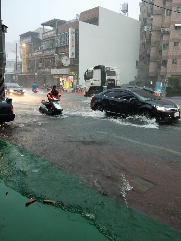 龍壽街上淹水，機車騎士只能牽車而過。（圖／取自 ●【爆廢公社公開版】● ）