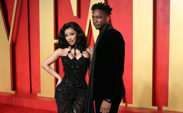 <p>Taylor Hill/Getty Images</p> Cardi B y Kollin Carter asisten a la Fiesta de los Oscar de Vanity Fair 2024 organizada por Radhika Jones en el Centro Wallis Annenberg para las Artes EscÃ©nicas el 10 de marzo de 2024 en Beverly Hills, California.