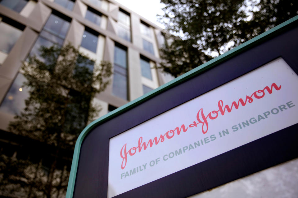 Johnson og Johnson-logoen er sett i et kontorbygg i Singapore 17. januar 2018. REUTERS/Thomas White