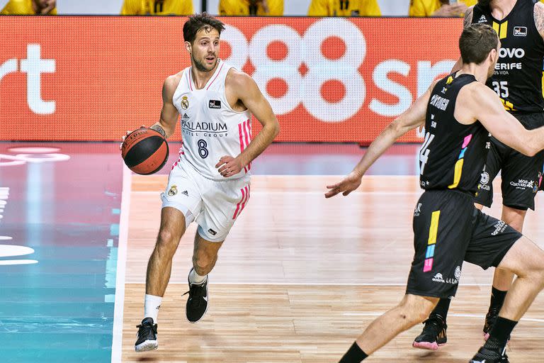 Hace algunas semanas; Laprovittola en acción contra Tenerife, por la Liga ACB