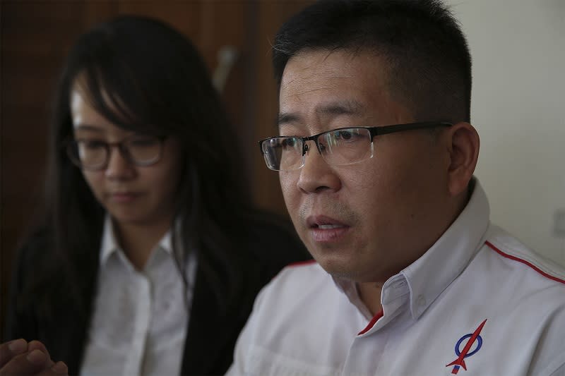 Jementah assemblyman Tan Chen Choon (right) today urged the state’s Perikatan Nasional government to stop using the Covid-19 pandemic as an excuse and immediately convene a state assembly meeting in order to discuss current issues. — Picture by Yusof Mat Isa