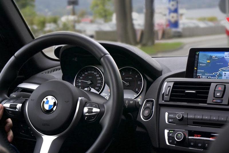 汽車專家提醒夏天車內溫度十分高，有5種物品建議不要放在車內，以免危險。（示意圖，Pixabay）