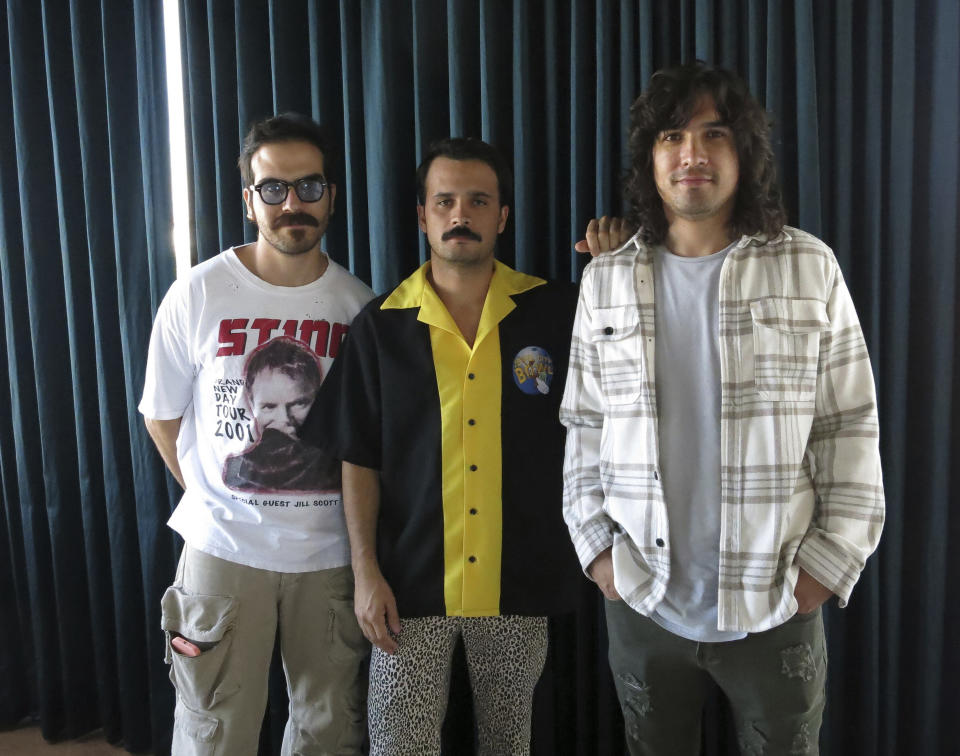 Los integrantes de la banda mexicana Midnight Generation, Samuel Márquez, de izquierda a derecha, Fernando Mares y Luis Carlos Balderrama, posan para un retrato en la Ciudad de México el 28 de septiembre de 2023. (Foto AP/Berenice Bautista)