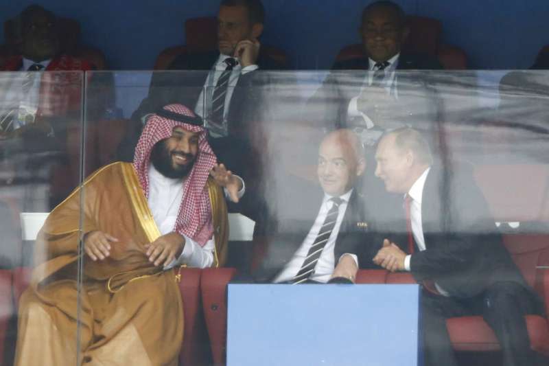 2018年6月14日，世界盃足球賽開幕戰，俄羅斯總統普京（右）、國際足球總會主席因凡蒂諾（中）與沙國王儲穆罕默德．本．薩勒曼（左）共同出席。（AP）