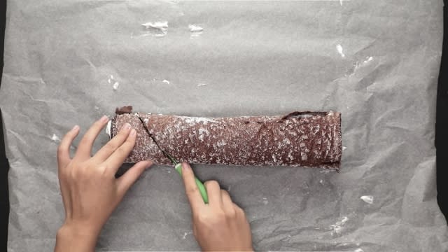 Cutting ends of cake for branches with a knife